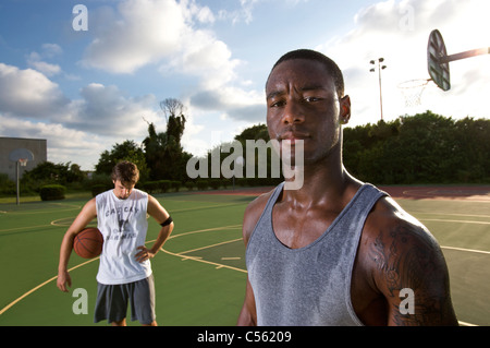 junge Männer am Basketballfeld im freien Stockfoto