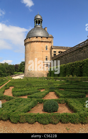 Formalen französischen Gärten mit geometrischen Buchsbaumhecken und Formschnitt Renaissance Chateau de Hautefort Dordogne Aquitanien Frankreich Stockfoto