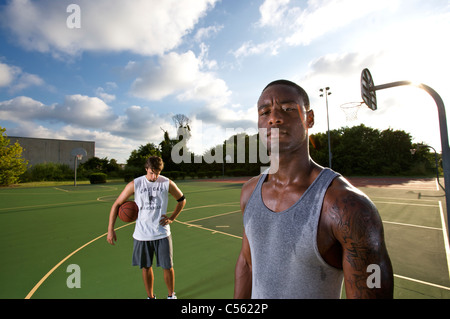 junge Männer auf Freiplatz-basketball Stockfoto