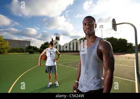 junge Männer auf Freiplatz-basketball Stockfoto