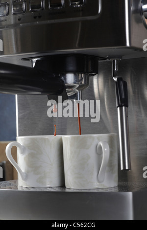 Home Espresso Espressomaschine paar Tassen füllen Stockfoto