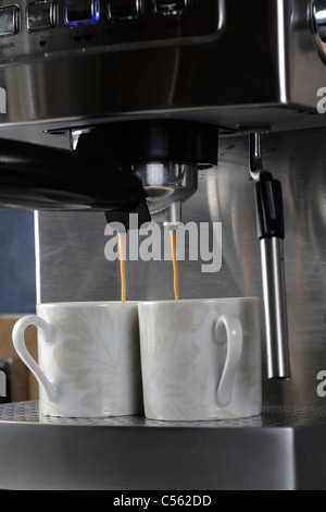 Edelstahl home Espresso Espressomaschine paar Tassen füllen Stockfoto