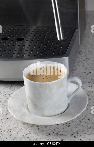 Edelstahl home Espresso Espressomaschine mit Dampfdüse und frisch zubereiteten Tasse schwarzen Kaffee mit Crema-Schaum Stockfoto