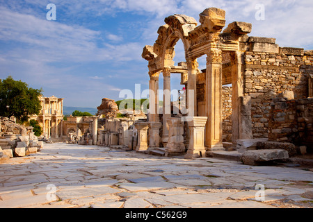 Tempel des Hadrian mit der Celsusbibliothek darüber hinaus entlang der asphaltierten Straße von Curetes in antiken Ephesus, in der Nähe von Selcuk Türkei Stockfoto