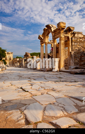 Tempel des Hadrian mit der Celsusbibliothek darüber hinaus entlang der asphaltierten Straße von Curetes in antiken Ephesus, in der Nähe von Selcuk Türkei Stockfoto