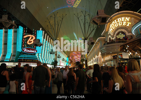 Touristen sehen eine Digitalanzeige auf dem Fass Vordach über Fremont Street in Las Vegas, Nevada. Stockfoto