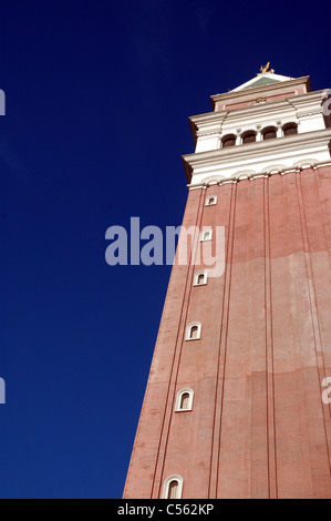 Eine Nachbildung der Markusplatz Campanile erhebt sich über dem Las Vegas Strip. Der Turm ist das auffälligste Merkmal des venezianischen Hotels. Stockfoto