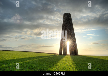 Ein Sommer Sonnenaufgang durch den Daymark Navigation Turm in der Nähe von Kingswear, South Devon. Stockfoto