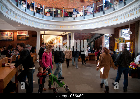 Der große Saal im historischen Quincy Market in der Innenstadt von Boston ist ein beliebtes Ziel für Touristen das ganze Jahr über. Stockfoto
