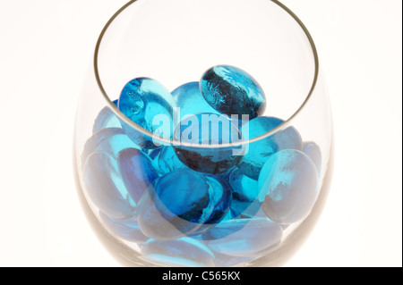 Murmeln im Weinglas, weißer Hintergrund Stockfoto