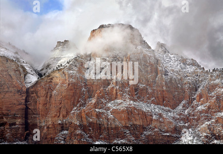 Ein Sturm verhüllten Gipfel im Winter im Zion Nationalpark, Utah, USA Stockfoto