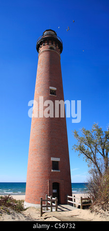 Sehr hohe rote Backsteinturm wenig Sable Point Leuchtturm, Küste des Lake Michigan, senken Sie Halbinsel von Michigan, USA Stockfoto