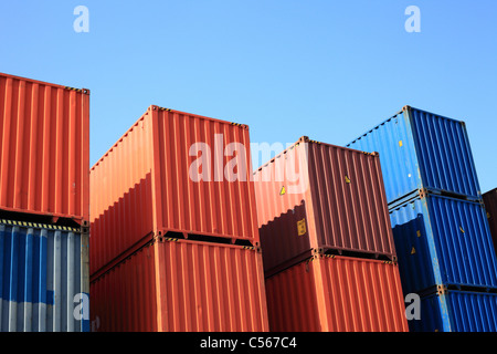 Fracht-Container und blauer Himmel Stockfoto