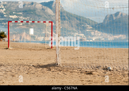 Kleine 5-bis-fünf-Fußballtore an einem Sandstrand Stockfoto