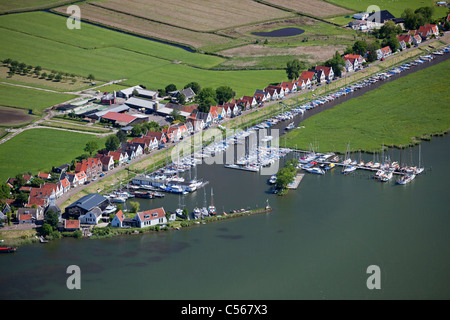 Niederlande, Durgerdam, Häuser und kleine Boote. Luft. Stockfoto