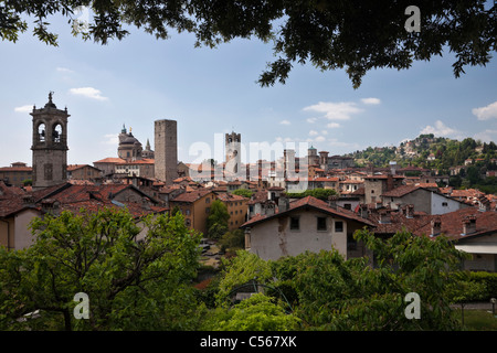 Blick auf die Türme von Bergamo aus der Festung Rocca Stockfoto