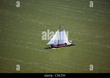 Die Niederlande, Marken, traditionelle Segelboot auf See namens IJsselmeer. Luft. Stockfoto