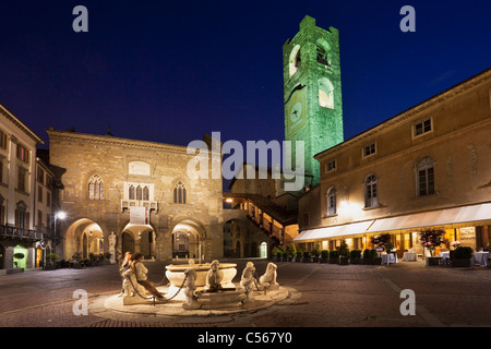 Piazza Vecchia - der Hauptplatz in der Altstadt von Bergamo Stockfoto