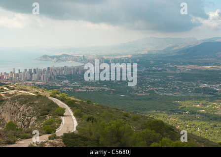 Ein Hochhaus der Stadt von Amids Natur gesehen Stockfoto