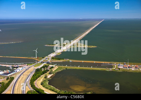 Die Niederlande, Den Oever, Luftaufnahmen von IJsselmeer Dam genannt auch Afsluitdijk. Stockfoto
