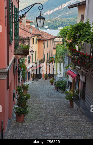 Eine Straße in Bellagio Altstadt hinunter zum See Stockfoto