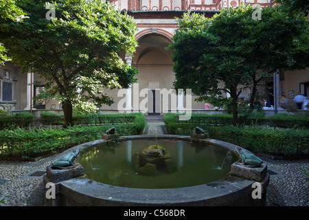 Santa Maria Delle Grazie Kirche Innenhof mit Garten und Brunnen Stockfoto