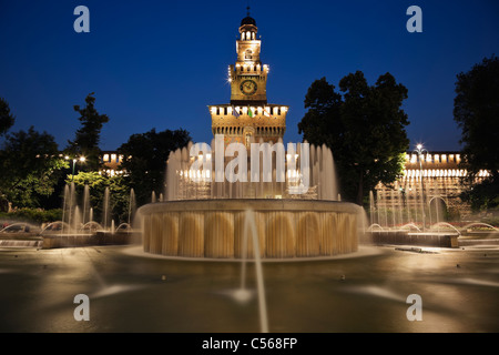 Der Brunnen auf der Piazza Castello vor Castello Sforzesco Stockfoto