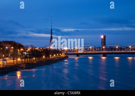 Fluss Daugava in Riga Altstadt mit Brücken und Fernsehturm Stockfoto