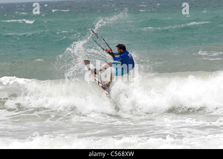 Kitesurfer stürzt über Welle Stockfoto