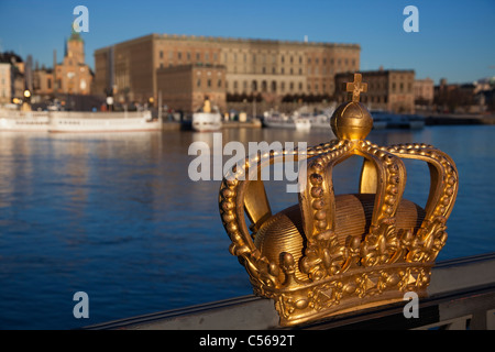 Vergoldete Krone von Skeppsholmen-Brücke und der schwedischen königlichen Palast Stockfoto