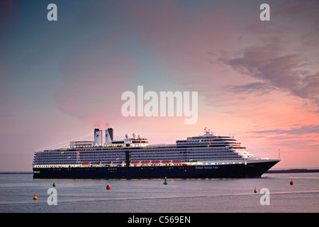 Niederlande, IJmuiden, Eurodam Kreuzfahrtschiff, Holland America Line, Ankunft am Nordseekanal gehören. Sunrise. Stockfoto