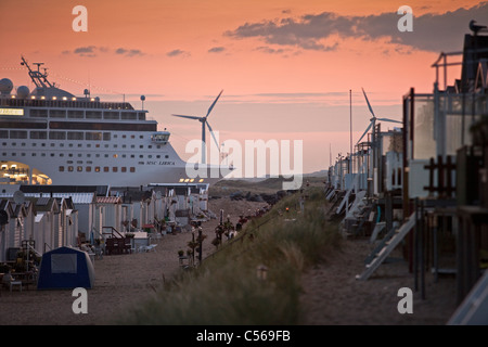 Niederlande, IJmuiden, Kreuzfahrt Schiff, Ankunft am Nordseekanal. Sunrise. Strand Hütten. Stockfoto