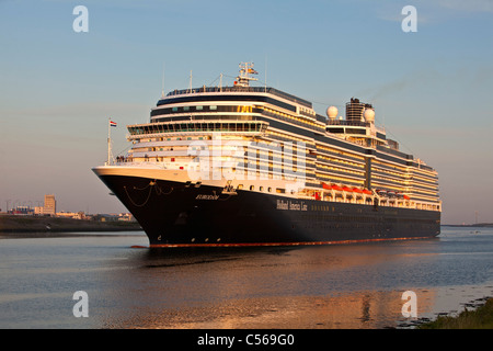 Niederlande, IJmuiden, Eurodam Kreuzfahrtschiff, Holland America Line, Ankunft am Nordseekanal gehören. Sunrise. Stockfoto