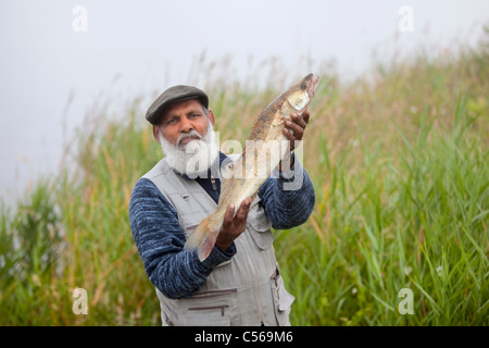 Der Niederlande, Spaarnwoude, Fischer, Origonal aus Surinam, Fang zeigen. Stockfoto
