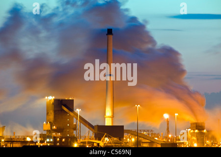 Den Niederlanden, IJmuiden, Tata Steel Factory, Hochöfen. Sunrise. Stockfoto