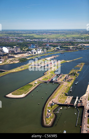 Holland, IJmuiden, Luftaufnahme von Eingang und Schlösser der Nordseekanal. Hintergrund-Tata Stahl-Fabrik. Stockfoto