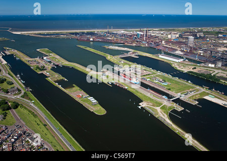 Holland, IJmuiden, Luftaufnahme von Eingang und Schlösser der Nordseekanal. Rechts Tata Stahl Fabrik. Stockfoto
