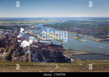 Holland, IJmuiden, Luftaufnahme von Eingang und Schlösser der Nordseekanal. Links Tata Stahl Fabrik. Stockfoto