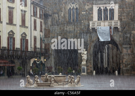 Piazza Vecchia in Bergamo unter schweren Regen Stockfoto