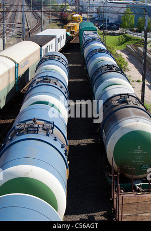 Stau im Rangierbahnhof, Tanker Züge warten auf Güterzug übergeben, Finnland Stockfoto
