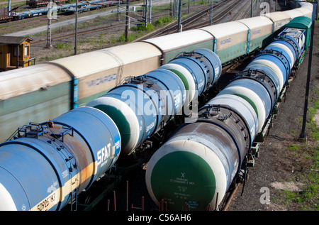Stau auf dem Eisenbahnhof, Tankerzüge, die auf den Überweg des Güterzugs warten, Finnland Stockfoto