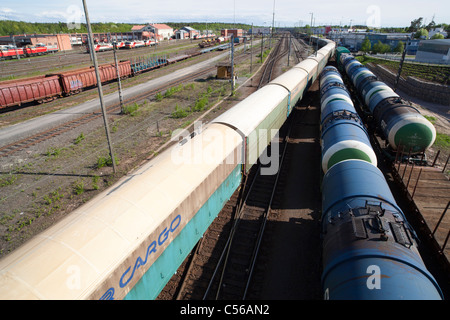 Sehr lange Zug und Tanker Güterwagen am Rangierbahnhof Oulu, Finnland Stockfoto