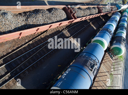 Luftaufnahme von Zügen, die Schrott- und Chemikalientanks transportieren, Finnland Stockfoto