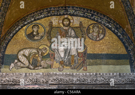 Kaiserlichen Tor Mosaiken in Hagia Sophia, befindet sich im Tympanon über dem Tor, Istanbul, Türkei Stockfoto