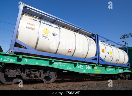 Chemischer Transport Tanks auf dem Flachwagen, Finnland Stockfoto