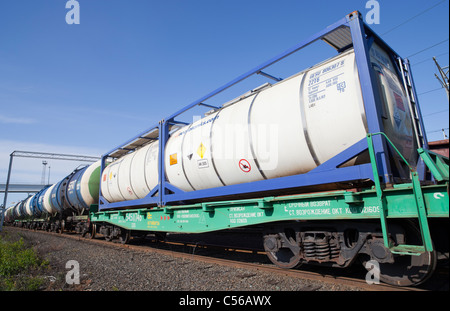 Verstärkte Versandverpackung für Tanks mit Chemikalien bei der Chemical tanker Zug, Finnland Stockfoto