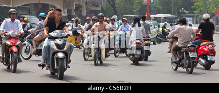 Hanoi Vietnam verkehrsreichen, Bus motor cycles Stockfoto