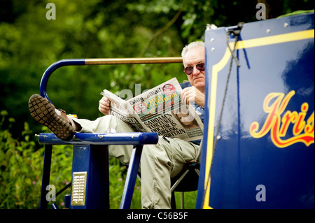 Leute, die Spaß auf dem Fluss Wey Navigationen in der Nähe von Godalming, Surrey, UK Stockfoto