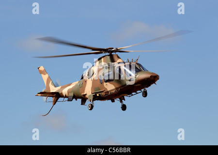 Eine getarnte militärische Hubschrauber im Flug Stockfoto