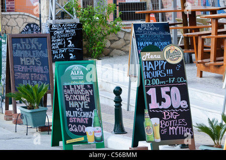 Zeichen außerhalb der griechischen Snack-Bars und Kneipen Stockfoto